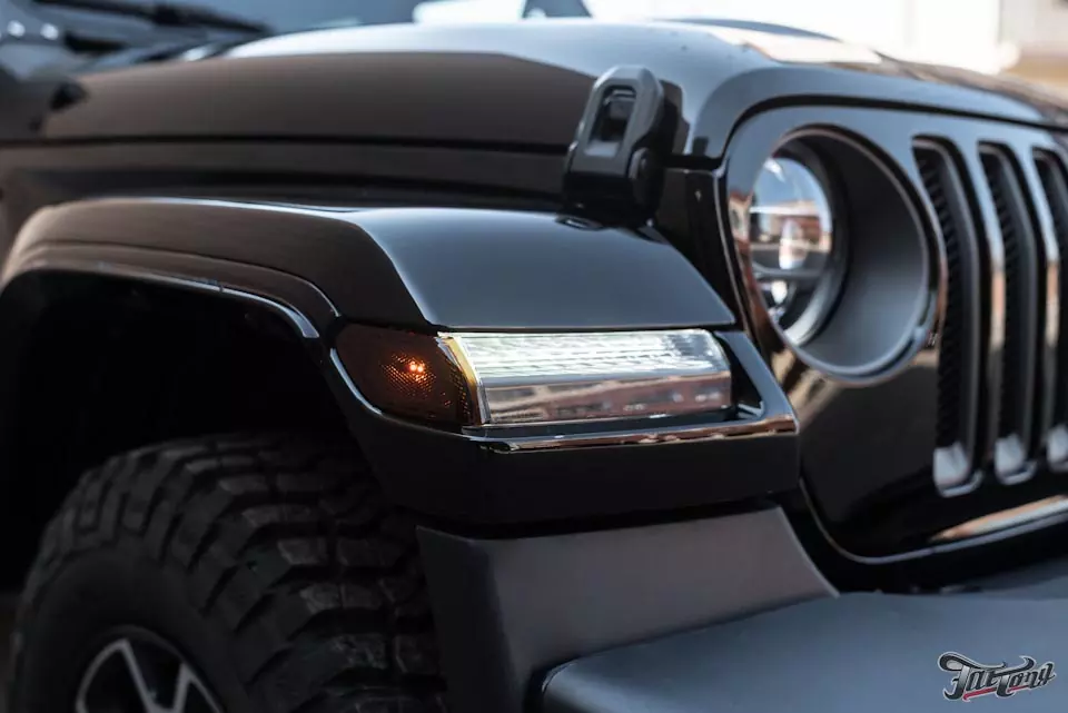 Jeep Rubicon. Светодиодная балка Rigid Adapt 50, светодиодные кольца в фарах, окрас текстурного пластика, оклейка кузова в полиуретан и красные ремни безопасности!